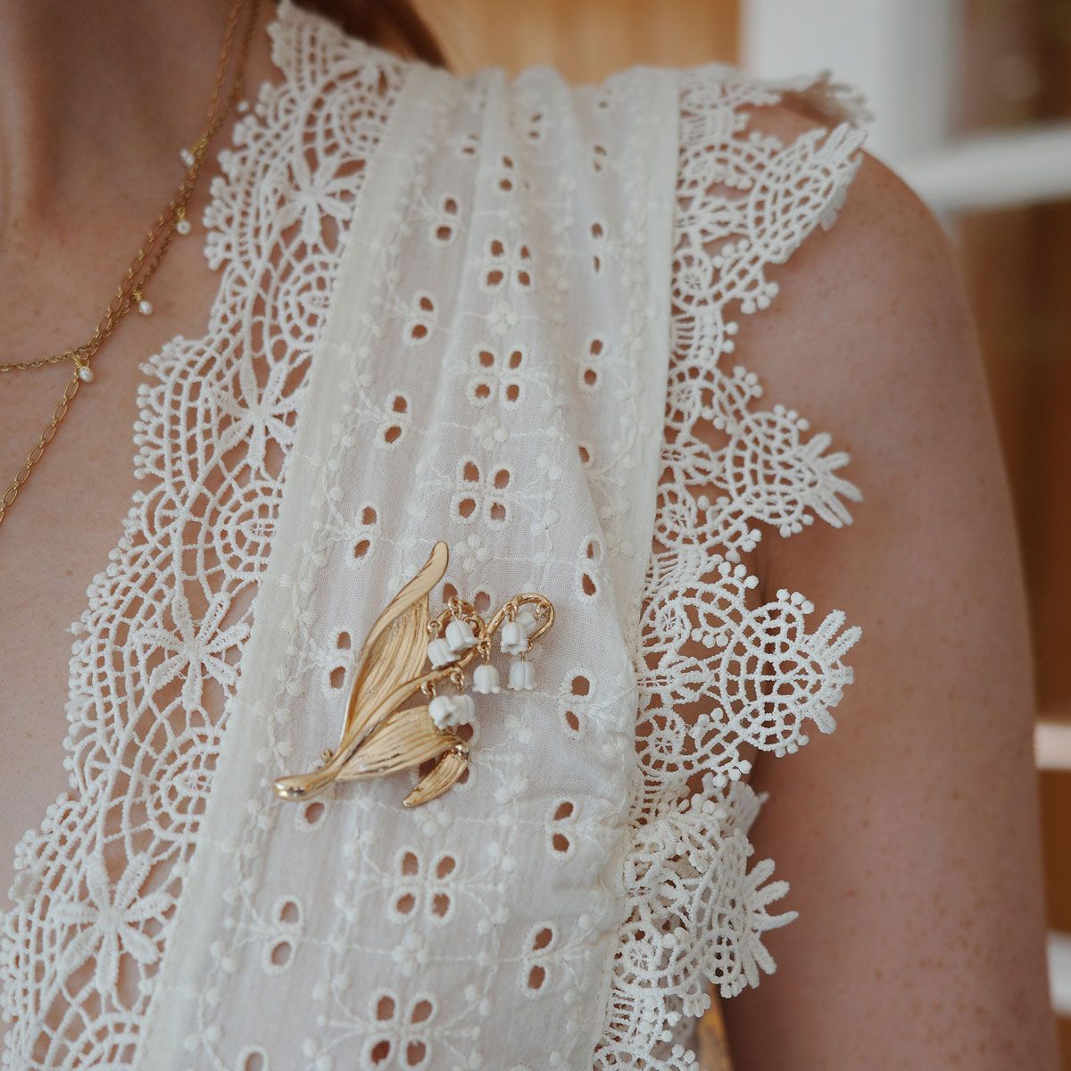 Gull/Hvit - Lilje Brosje